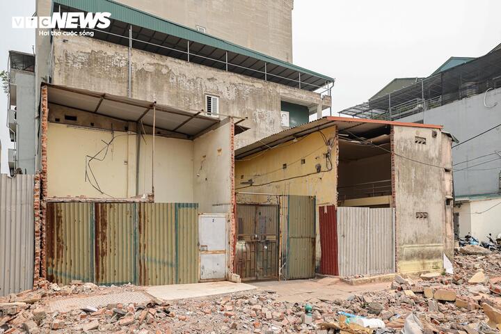 Các dãy nhà bị cắt xén tạo nên hình khối méo mó, nhếch nhác. Nếu không có sự thay đổi, đây sẽ là “bộ mặt” của tuyến phố khi hoàn thiện.