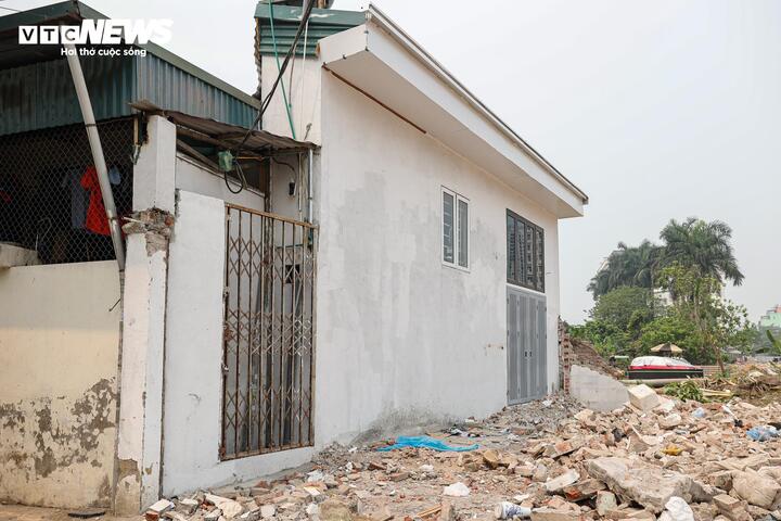 Các hộ dân tận dụng phần diện tích còn lại để dựng nhà, duy trì chỗ ở hoặc kinh doanh, dù hình dạng thửa đất không còn phù hợp.