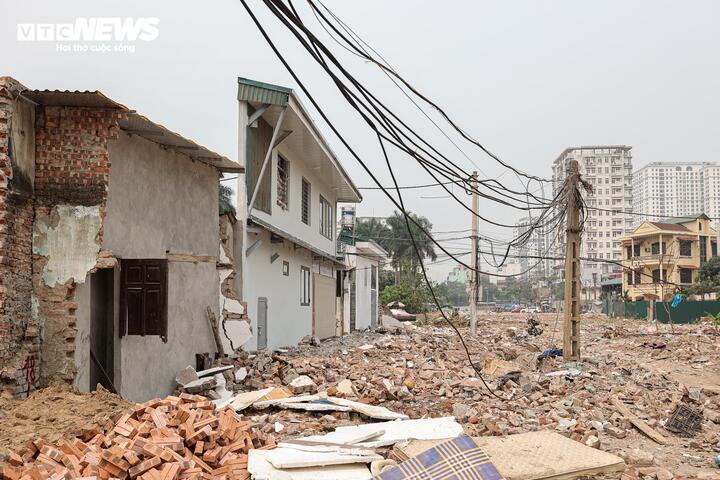 Ngay sau khi mặt bằng được bàn giao, dọc tuyến đường xuất hiện nhiều căn nhà “siêu mỏng, siêu méo”.