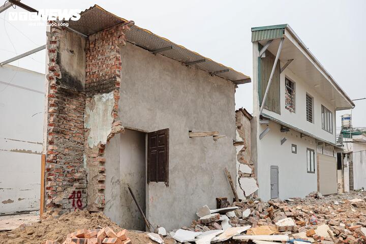 Kề đó là căn nhà mà khoảng cách giữa hai bức tường rất hẹp, không đáp ứng được nhu cầu sinh hoạt tối thiểu.