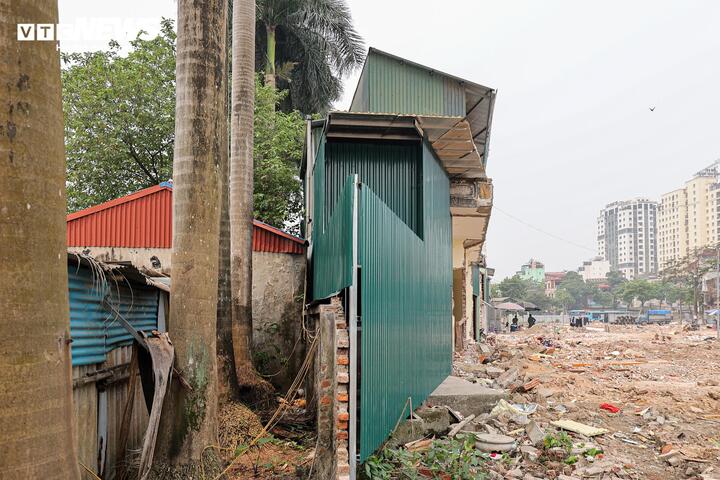 Loạt nhà mỏng như lá lúa mọc trên con đường vừa giải phóng mặt bằng ở Hà Nội - 7