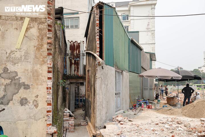 Loạt nhà mỏng như lá lúa mọc trên con đường vừa giải phóng mặt bằng ở Hà Nội - 8