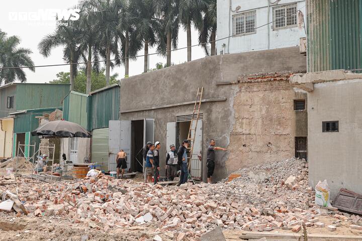 Dù là nhà siêu mỏng, nhiều hộ dân vẫn cải tạo, sửa chữa để tận dụng lợi thế mặt tiền tuyến phố mới mở, phục vụ cho thuê kinh doanh.