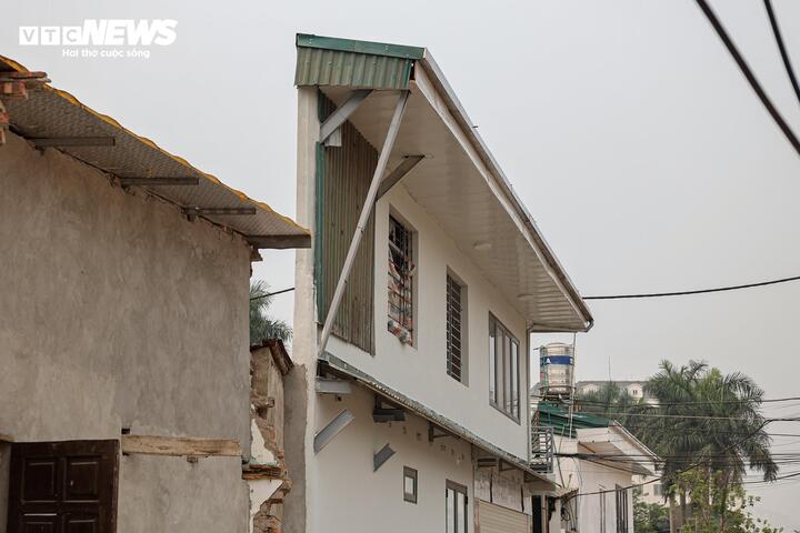 Loạt nhà mỏng như lá lúa mọc trên con đường vừa giải phóng mặt bằng ở Hà Nội - 3