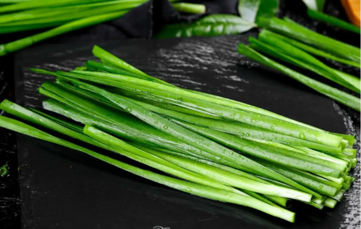 Loại rau rẻ tiền nhưng cực tốt cho tim mạch, tiêu hóa và giấc ngủ Rau hẹ là nguồn cung cấp flavonoid và các hợp chất chứa lưu huỳnh tự nhiên (Ảnh: Aboluowang)