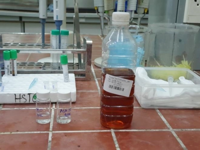 Một mẫu rượu chứa cồn methanol. (Ảnh: Bệnh viện Bạch Mai)