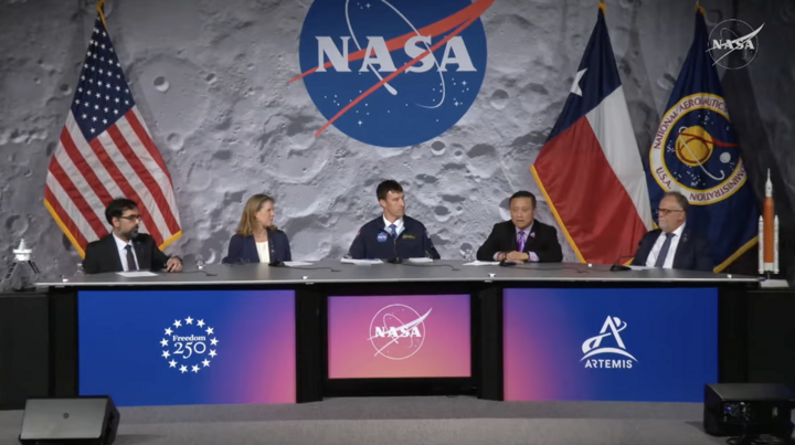 Buổi họp báo sau khi tàu hạ cánh.