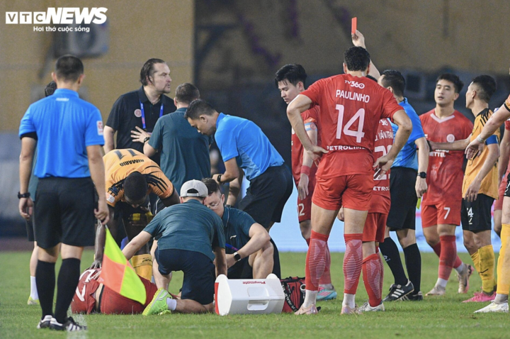 Phút 90+4 HLV Popov nhận thẻ đỏ trực tiếp từ trọng tài sau phản ứng gay gắt.