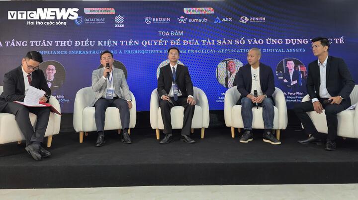 Trong khuôn khổ chương trình, các chuyên gia tham gia thảo luận.