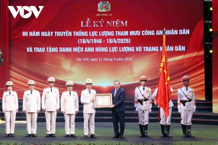 Tổng Bí thư, Chủ tịch nước Tô Lâm trao Danh hiệu Anh hùng lực lượng vũ trang nhân dân tặng Văn phòng Bộ Công an.