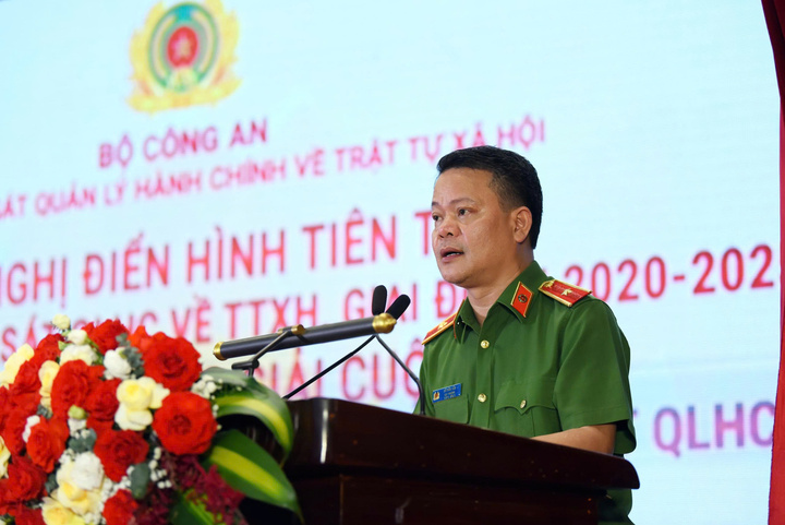 Thiếu tướng Vũ Văn Tấn, Cục trưởng Cục Cảnh sát QLHC về TTXH (C06), phát biểu khai mạc hội nghị. (Ảnh: Trọng Phú)