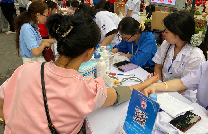 Ngày càng nhiều người trẻ đi khám sức khỏe, kiểm tra dinh dưỡng.