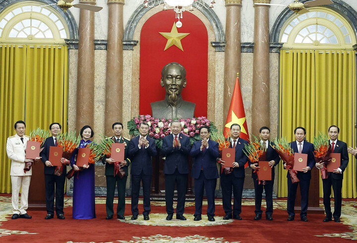 Tổng Bí thư, Chủ tịch nước Tô Lâm trao quyết định bổ nhiệm 6 Phó thủ tướng và Bộ trưởng Bộ Công an, Bộ trưởng Bộ Ngoại giao. Thủ tướng Lê Minh Hưng và nguyên Thủ tướng Phạm Minh Chính tặng hoa chúc mừng, ngày 8/4/2026.