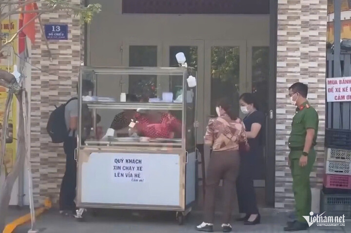 Tiệm bánh mì không tên tại số 13 Đồ Chiểu (phường Vũng Tàu) vào thời điểm cơ quan chức năng kiểm tra. (Ảnh: Quang Hưng)