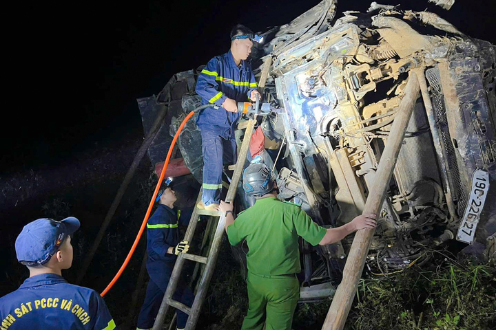 Lực lượng chức năng cắt cabin, tiếp cận khu vực tài xế bị mắc kẹt. (Ảnh: Công an tỉnh Tuyên Quang)