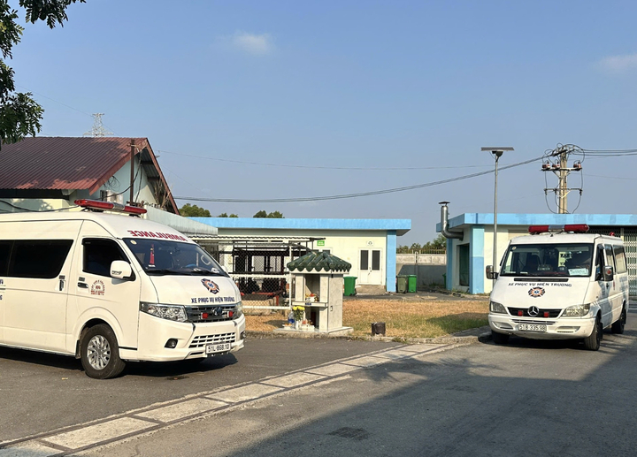 Thi thể hai nạn nhân vụ cháy được chuyển về nhà xác Bình Hưng Hòa. (Ảnh: HC)