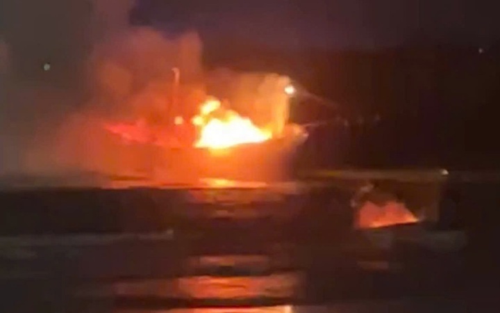 Tàu cá bốc cháy trong đêm. (Ảnh: M.Q)