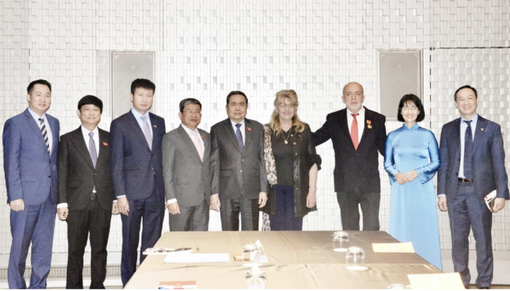 Chủ tịch Quốc hội Trần Thanh Mẫn gặp Lãnh sự danh sự Việt Nam tại Torino, Italy - 4