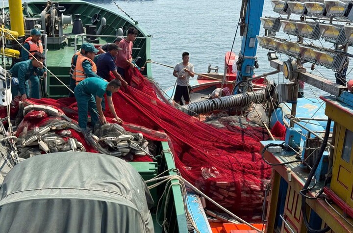 Lực lượng chức năng tham gia cứu hộ tàu cá bị nạn. (Ảnh: Q.C)