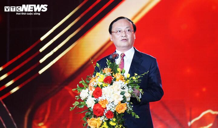 Ông Đỗ Tiến Sỹ, Ủy viên Trung ương Đảng, Phó trưởng Ban Tuyên giáo và Dân vận Trung ương, Tổng Giám đốc Đài Tiếng nói Việt Nam, Trưởng ban Chỉ đạo Liên hoan Phát thanh toàn quốc lần thứ XVII, phát biểu khai mạc chương trình.