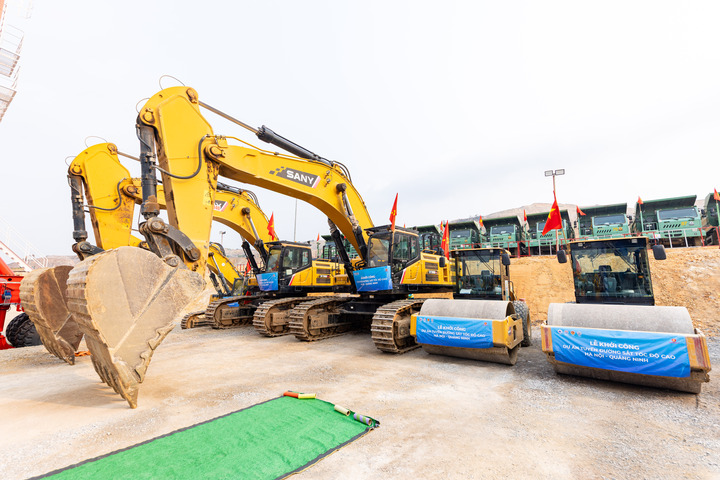 Máy móc, thiết bị sẵn sàng cho việc khởi công dự án.
