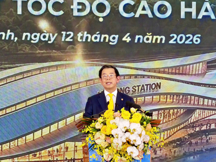 Ông Nguyễn Việt Quang, Phó Chủ tịch kiêm Tổng Giám đốc Tập đoàn Vingroup cho biết, với tốc độ di chuyển vượt trội, dự án sẽ mở ra trục kết nối hiệu quả giữa Thủ đô với các trung tâm công nghiệp, logistics và du lịch tại khu vực kinh tế trọng điểm phía Bắc, góp phần thúc đẩy giao thương, đầu tư và dịch chuyển lao động chất lượng cao; đồng thời tạo điều kiện để các địa phương phát triển theo hướng liên kết vùng chặt chẽ hơn.