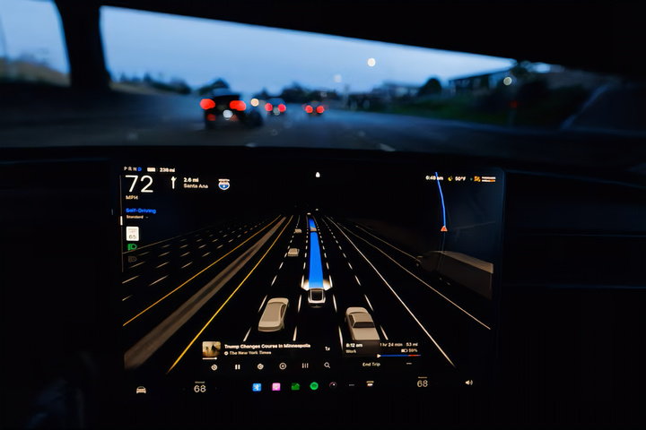 Tesla Model 3 chạy trên cao tốc tại California với phần mềm tự lái giám sát FSD 14.2.2.3, minh chứng cho công nghệ vừa được Hà Lan phê duyệt. (Nguồn: Reuters)