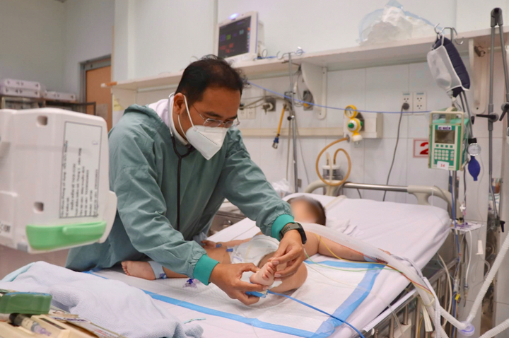 Bệnh nhi mắc tay chân miệng độ 4 điều trị tại Bệnh viện Nhi Đồng 2. (Ảnh: BVCC)