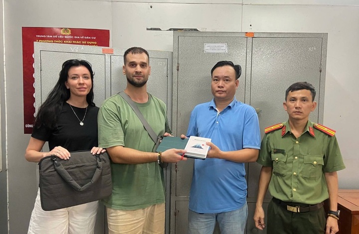 Du khách Nga nhận lại tài sản bỏ quên trên xe taxi. (Ảnh: C.A)