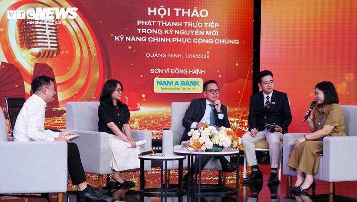 Các đại biểu lắng nghe những chia sẻ kinh nghiệm làm phát thanh trực tiếp từ những đoàn dự thi phát thanh tại Liên hoan Phát thanh toàn quốc lần thứ XVII.