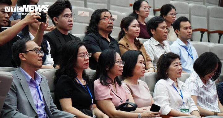 Phóng viên, biên tập viên chăm chú theo dõi những chia sẻ kinh nghiệm của đồng nghiệp về làm phát thanh trực tiếp tại hội thảo.