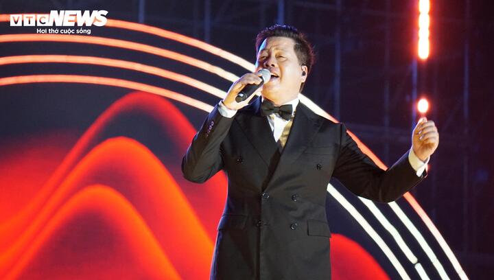 Chương trình quy tụ nhiều thế hệ nghệ sĩ thành danh cùng các giọng ca gạo cội trưởng thành từ môi trường nghệ thuật của Đài Tiếng nói Việt Nam.