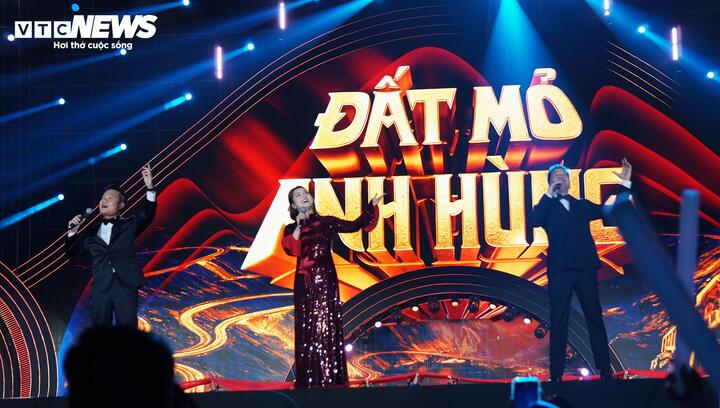 Các chất liệu dân gian, trữ tình, chính luận đối thoại và hòa quyện cùng những xu hướng biểu diễn đương đại như điện tử, rap, pop, kết hợp công nghệ âm thanh, ánh sáng, laser hiện đại, tạo nên trải nghiệm giàu tính nghệ thuật và thị giác.