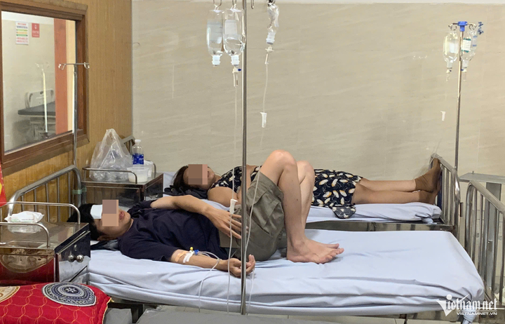 Các trường hợp ngộ độc sau khi ăn bánh mì được điều trị tại Bệnh viện Đa khoa Vũng Tàu. (Ảnh: Quang Hưng)