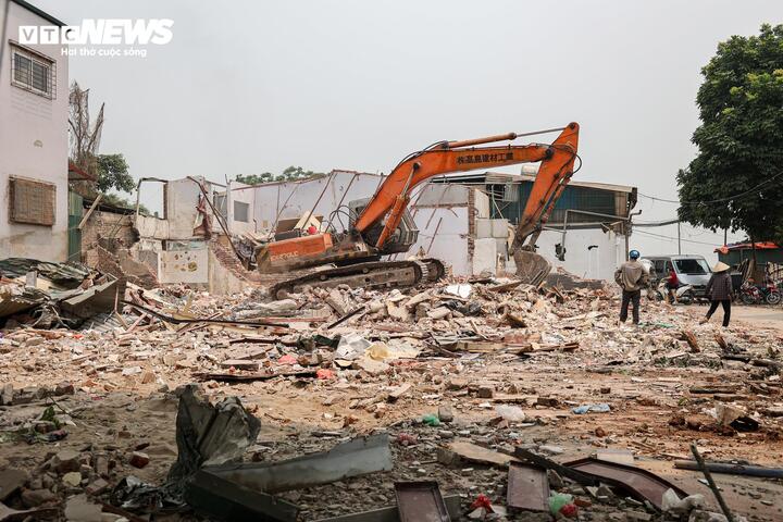 Đến thời điểm hiện tại, phường Hồng Hà đã hoàn tất công tác điều tra, kiểm đếm toàn bộ 732 thửa đất. Đồng thời, 332 phương án đã được phê duyệt, tương ứng với 521 thửa đất. Diện tích mặt bằng đã bàn giao đạt 179.122,8 m², tương đương khoảng 90% phần diện tích phục vụ thi công trụ cầu và chiếm 60,96% tổng diện tích toàn dự án. Phần mặt bằng này nằm trong phạm vi thi công 29/38 trụ cầu chính (từ P10 đến P37) cùng 17/24 trụ phụ trên tuyến đường Âu Cơ và Nghi Tàm. Bên cạnh đó, phường cũng đã tổ chức bốc thăm tái định cư cho 169 trường hợp với 183 lô đất tại xã Thư Lâm.