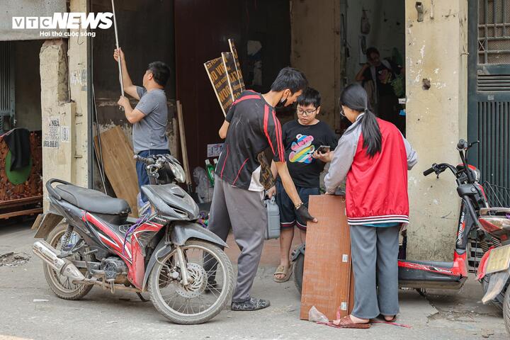 Việc rời xa mái nhà đã gắn bó suốt nhiều năm không phải là điều dễ dàng nhưng ông Dự (một người dân sinh sống ở ngõ 310 Nghi Tàm) cho biết, vì diện mạo mới của Thủ đô, gia đình ông hoàn toàn đồng thuận và sẵn sàng bàn giao mặt bằng đúng tiến độ. Ông cũng bày tỏ sự tin tưởng rằng, với sự quan tâm của chính quyền, khu tái định cư sẽ được đầu tư hạ tầng đồng bộ, tạo điều kiện để người dân sớm ổn định cuộc sống và phát triển tốt hơn so với trước.