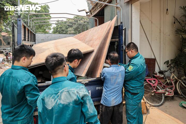 Lực lượng thanh niên và dân quân tự vệ được huy động, hỗ trợ người dân di dời tài sản một cách nhanh chóng.