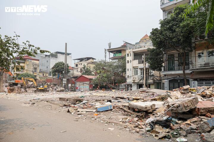 Để đẩy nhanh tiến độ giải phóng mặt bằng, phường Hồng Hà đã chủ động kiến nghị UBND TP Hà Nội bổ sung chính sách hỗ trợ tạm cư cho các hộ có đất ở hợp pháp phải thuê nhà trong thời gian xây dựng chỗ ở mới, đồng thời đề xuất cơ chế đặc thù cho những trường hợp khó khăn, chưa đủ điều kiện tái định cư được thuê hoặc mua nhà ở xã hội.