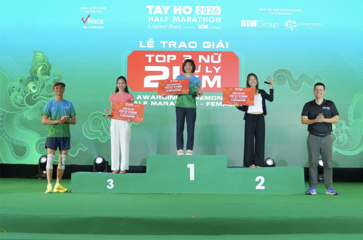 Nguyễn Thị Oanh tại lễ trao giải chạy Tay Ho Half Marathon 2026.