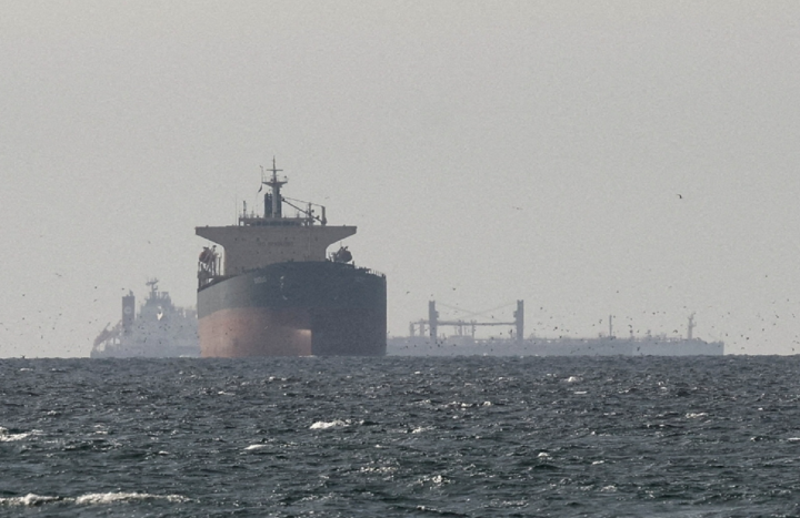 Tàu chở hàng ở Vùng Vịnh, gần eo biển Hormuz. Ảnh: Reuters