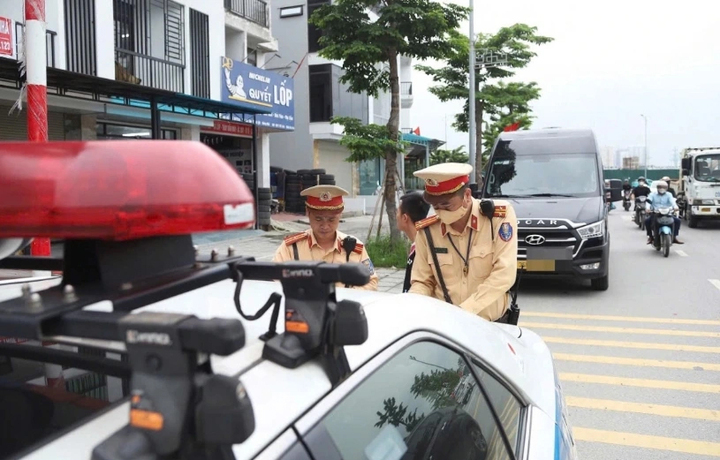 Tình trạng xe không đăng ký kinh doanh, vận tải nhưng vẫn chở khách, chở hàng hóa để thu tiền vẫn còn diễn biến phức tạp. (Ảnh: Văn Ngân)