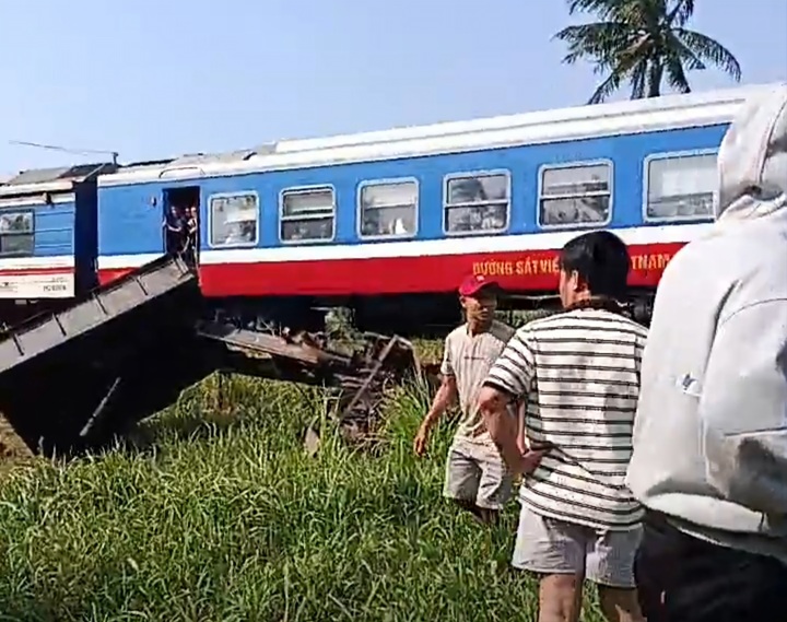 Vụ tai nạn khiến tàu trễ 30 phút.