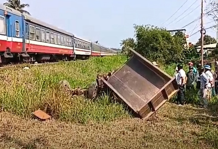 Chiếc công nông bị hất văng sau cú va chạm.