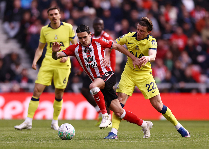 Tottenham (áo vàng) thua Sunderland và rơi xuống khu vực nguy hiểm. (Ảnh: Reuters)