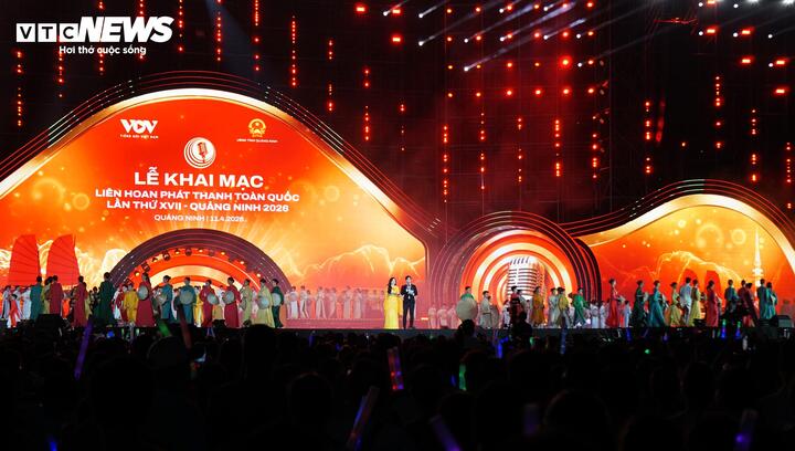 Điều đặc biệt là chương trình được kiến tạo trên trục hình tượng “sóng” và “thanh âm”, những tín hiệu cốt lõi của phát thanh, chương trình mở ra một không gian nghệ thuật đa tầng, nơi âm nhạc không chỉ được nghe mà còn được cảm nhận như nhịp đập của đời sống văn hóa vùng Mỏ.