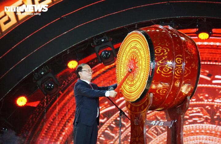 Tổng Giám đốc Đài Tiếng nói Việt Nam Đỗ Tiến Sỹ đánh trống khai mạc chương trình nghệ thuật đặc sắc với chủ đề "Thanh âm kỷ nguyên mới".