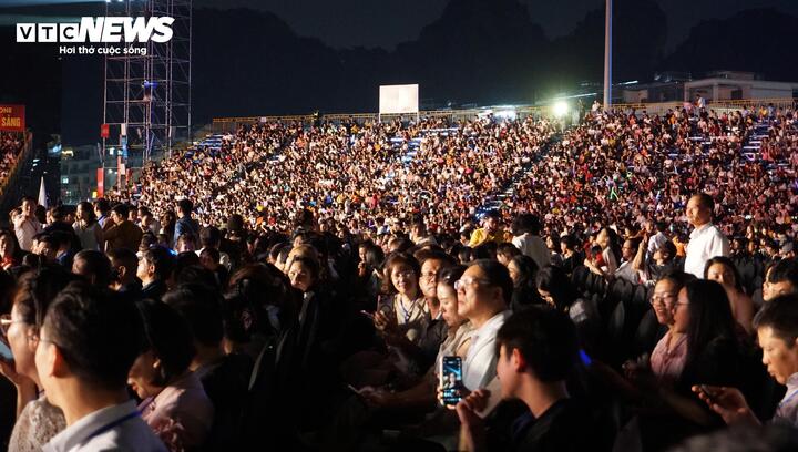 Đêm nhạc mở cửa miễn phí, thu hút hơn 50.000 khán giả tại các khán đài được dựng quy mô, bố trí thành nhiều zone liên hoàn, lan tỏa từ khu vực trung tâm ra toàn bộ quảng trường. Mỗi khu vực đều được đặt tên theo hệ thống giá trị gắn với truyền thống và sự phát triển của ngành phát thanh. Cách bố trí này vừa bảo đảm an ninh, an toàn cho sự kiện, vừa tạo nên cảm giác liền mạch, kết nối toàn bộ khán giả với sân khấu.