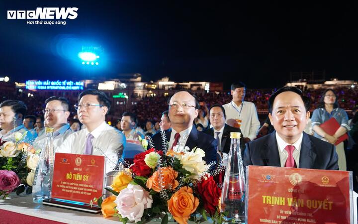 Các đại biểu theo dõi chương trình nghệ thuật.