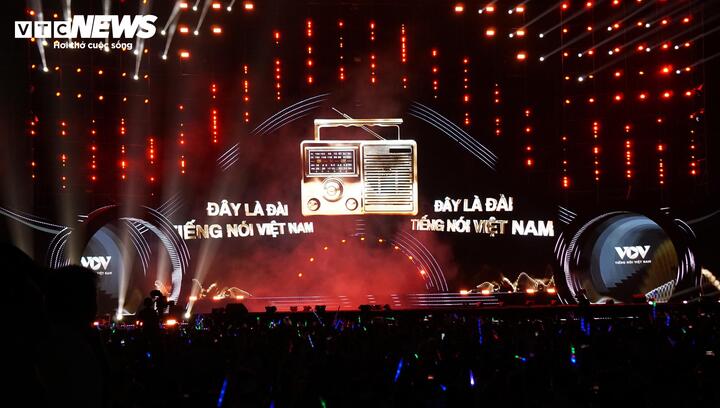 Chương trình mở màn với nhạc hiệu quen thuộc của Đài Tiếng nói Việt Nam, tạo ấn tượng mạnh mẽ với khán giả.