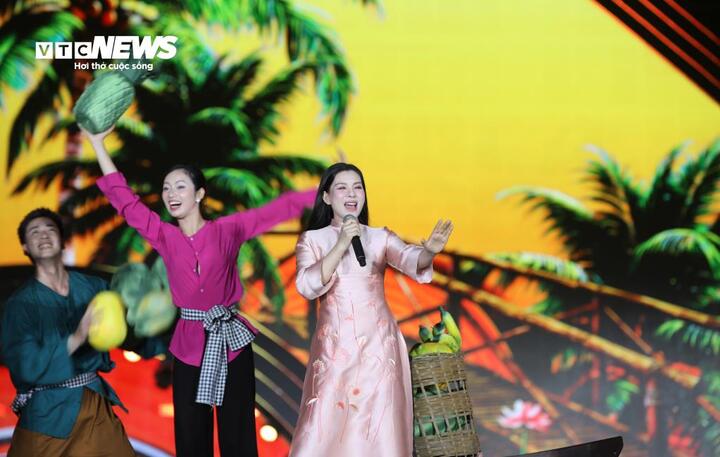 Ca sĩ Bùi Lê Mận trình diễn liên khúc “Lý ngựa ô – Bài ca đất phương Nam”.